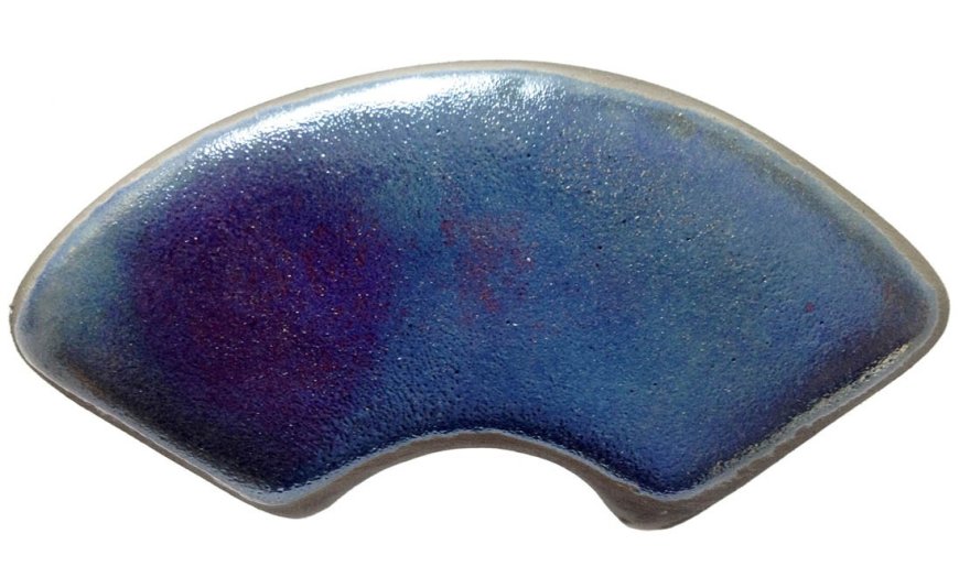 La M&eacute;tamorphose du Verre C&eacute;ramique : Cristaux, C&eacute;ladons et Alchimie Thermique